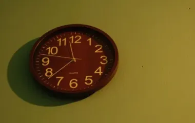 벽에 걸린 둥근 벽시계