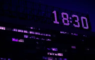 밤에 불이 켜진 건물