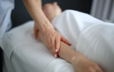 팔을 관리받는 모습